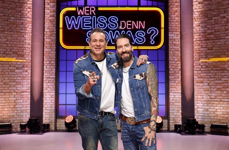 Die Kandidaten dieser Sendung: Der Sänger, Komponist, Musikproduzent und Gründungsmitglied der Rockband ‚The BossHoss‘ Sascha Vollmer (l.) und sein Band-Kollege, der Sänger und Grafikdesigner, Alec Völkel (r.). – Bild: ARD/​NDR/​UFA SHOW & FACTUAL/​Morris Mac Matzen