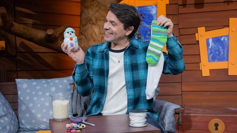 Juri zeigt, wie man aus Sockenresten und ohne Schnee lustige Schneemänner basteln kann. – Bild: KiKA
