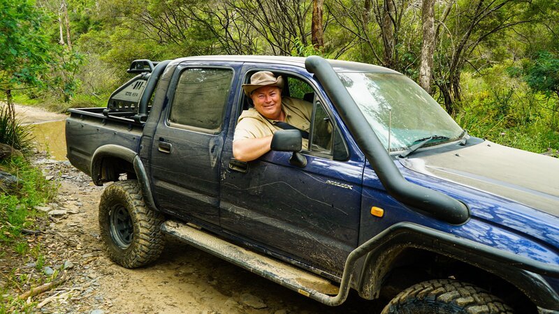 FF HILUX WITH MIKE LEANING DRIVING WINDOW OPEN – Bild: Warner Bros. Discovery, Inc.