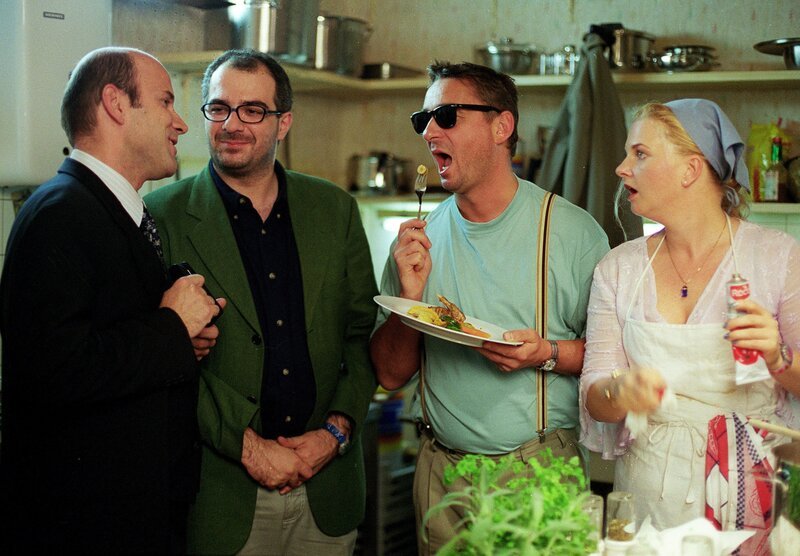 (v.li.): Alexander Lhotzky (Restaurantkritiker), Michael Niavarani (Mario), Andreas Vitásek (Toni), Ulrike Beimpold (Sandra). – Bild: ORF 2