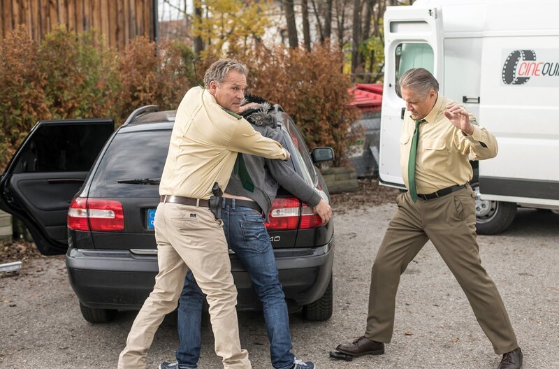 Hubert (Christian Tramitz, l.) und Girwidz (Michael Brandner, r.) überwältigen Tomann Mike (Philipp Kastner, M.). – Bild: ARD/​TMG/​Chris Hirschhäuser