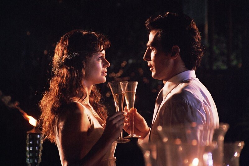 Rebecca (Suzan Anbeh) heiratet ihre große Liebe Andrew Stoughton (Erol Sander), der ihr nach dem Tod ihres Vaters wieder Halt und neuen Lebensmut gegeben hat. – Bild: ZDF /​ Rachelle Gray