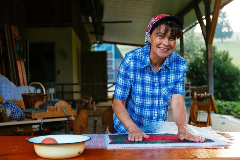 Vier Frauen, die bei dem SWR Sommerklassiker „Lecker aufs Land – eine kulinarische Reise“ ihre Kochkünste schon einmal unter Beweis gestellt haben, sind bereit für ein neues Abenteuer im Südwesten. Diesmal lautet die Frage: Wer ist die beste Hofpraktikantin? Alle Vier packen in den Betrieben der anderen mit an und stellen sich dort spannenden, neuen Herausforderungen. Heute bei auf dem Schafhof bei Ingrid Jauernik in Bretzfeld/​Weißlensburg. – Bild: SWR/​megaherz/​Andreas Maluche