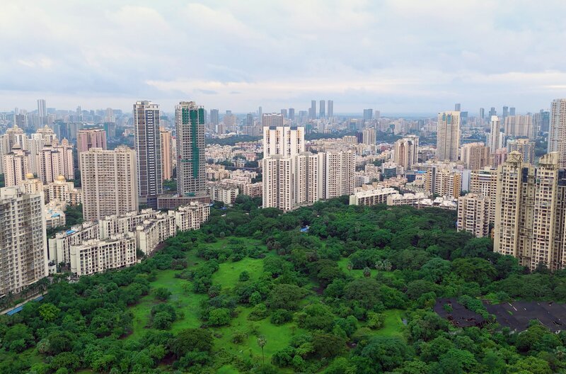 Wildnis und Großstadt treffen an der Außengrenze des Sanjay-Gandhi-Nationalparks aufeinander. – Bild: Boas Schwarz