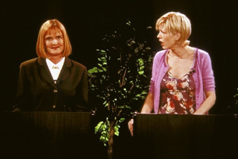 Dharma (Jenna Elfman, re.) hat sich in den Kopf gesetzt, Stadtabgeordnete zu werden. Zuerst muss sie sich aber gegen ihre Konkurrentin Karen Love (Nancy Lenehan) behaupten. – Bild: ProSieben Media AG