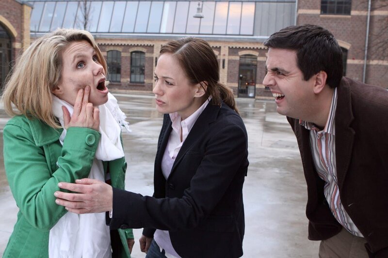 Fahrradunfall: Annette Frier (Annette Freier, l.) ist gestürzt, Freundin Anne (Sonsee Neu, M.) eilt zur Hilfe. Bastian (Bastian Pastewka, r.) beschränkt sich lieber auf’s Zugucken. Peinlich genug, dass er schuld am Sturz ist … – Bild: SAT.1