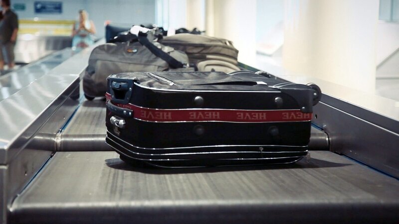 Die einfachste Art, große Mengen an Bargeld hin und her zu schmuggeln, war im Reisegepäck. – Bild: ZDF und Adam Younker