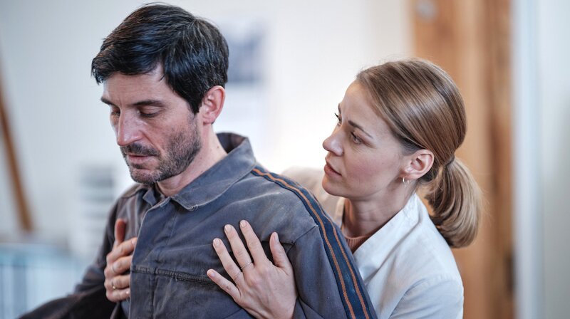 Notfall: Vicky (Jessica Ginkel) stützt Ex-Unternehmer Bernd Wachler (Christoph Bach). – Bild: ARD Degeto/​Jan Raiber