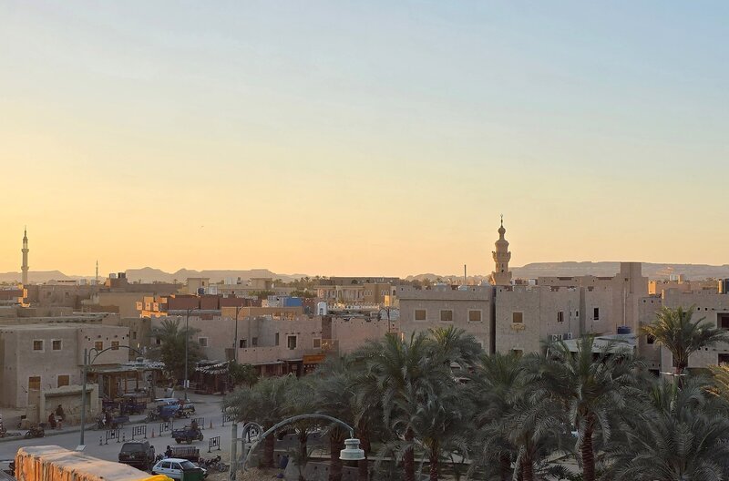 Die Oasenstadt Siwa liegt einsam inmitten des Großen Sandmeeres der Sahara im Westen Ägyptens. – Bild: ZDF /​ K22film /​ Daniele Pulverer