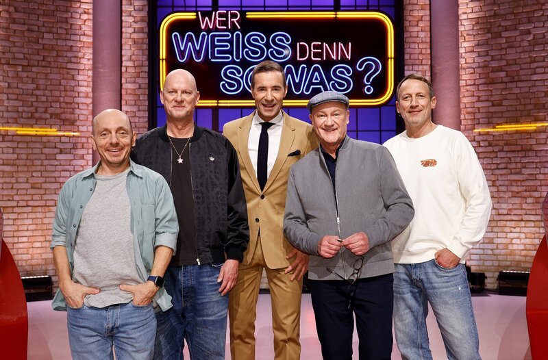Moderator Kai Pflaume (M.) und seine Rateteam-Kapitäne Bernhard Hoëcker (l.) und Wotan Wilke Möhring (r.) begrüßen in dieser Sendung, den Kabarettist und Musiker, Rüdiger Hoffmann (2.v.l.) und den Radiomoderator und Komiker, Bodo Bach (Robert Treutel, 2.v.r.). – Bild: ARD/​NDR/​UFA SHOW & FACTUAL/​Morris Mac Matzen