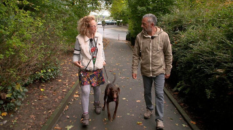 Hundecoach Andreas Ohligschläger (r) zusammen mit Halterin Heide und ihrem Mischlingshund Tico. – Bild: WDR/​Fernsehkraft UG