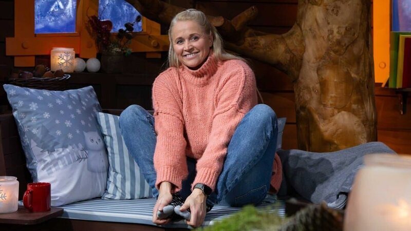 Singa zeigt ein lustiges Spiel, um ihre Füße im Winter aufzuwärmen. – Bild: KiKA