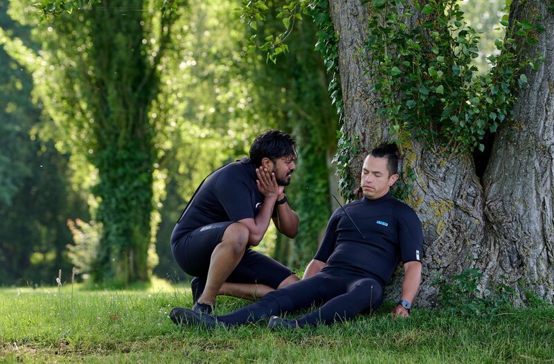 ARD WAPO BODENSEE FOLGE 104, „Der Harpunenfluch“. Tobias Lehner (Richard Manualpillai, l.) findet einen Toten. – Bild: Laurent Truemper /​ Nicolas Gradicsky für Laurent Truemper