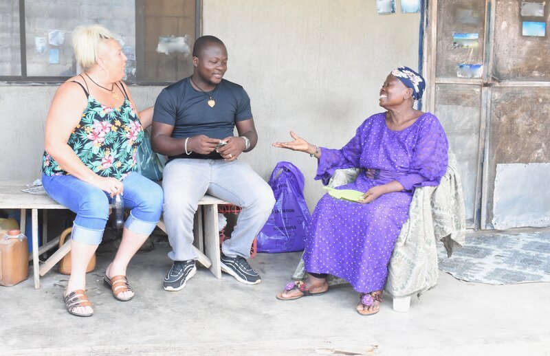ANGELA and MICHAEL talk with MICHAEL’s mom. – Bild: Discovery