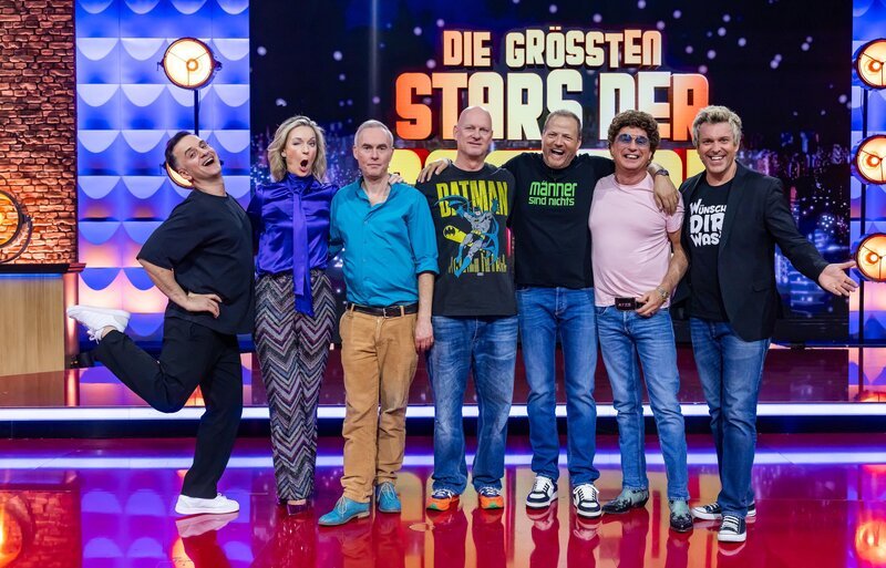 v.l.: Özcan Cosar, Monika Gruber, Johann König, Rüdiger Hoffmann, Mario Barth, Atze Schröder, Sascha Grammel – Bild: RTL /​ Sebastian Drüen