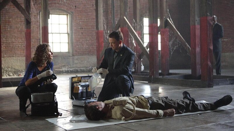 Der Nachtwächter Dario Gonzales (Paul Lacovara, liegend) wird tot aufgefunden. Die Detectives Stella Bonasera (Melina Kanakaredes) und Mac Taylor (Gary Sinise) untersuchen den Tatort. – Bild: MG RTL D /​ CBS