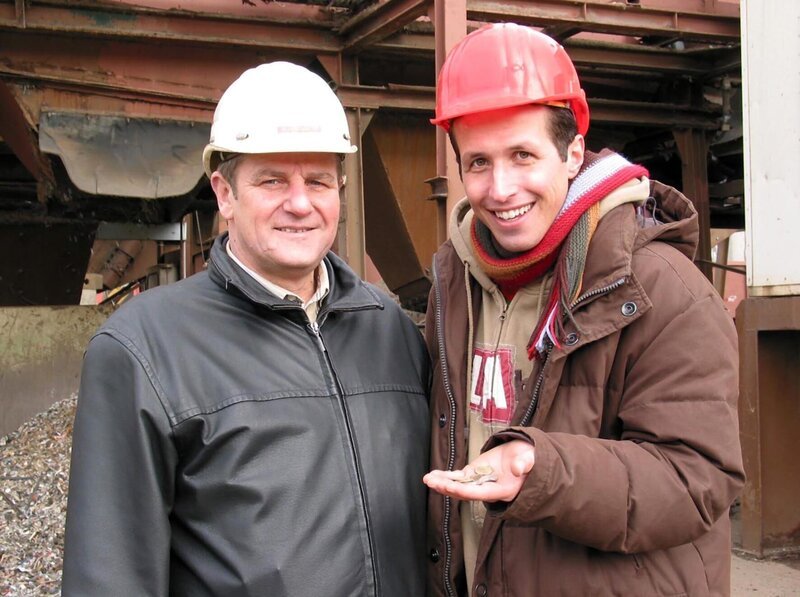 Willi (rechts) und Josef Winkelmeier vom Recyclingetrieb Thyssen Dück. Hier erfährt Willi, was mit dem Schrott passiert. – Bild: BR/​megaherz