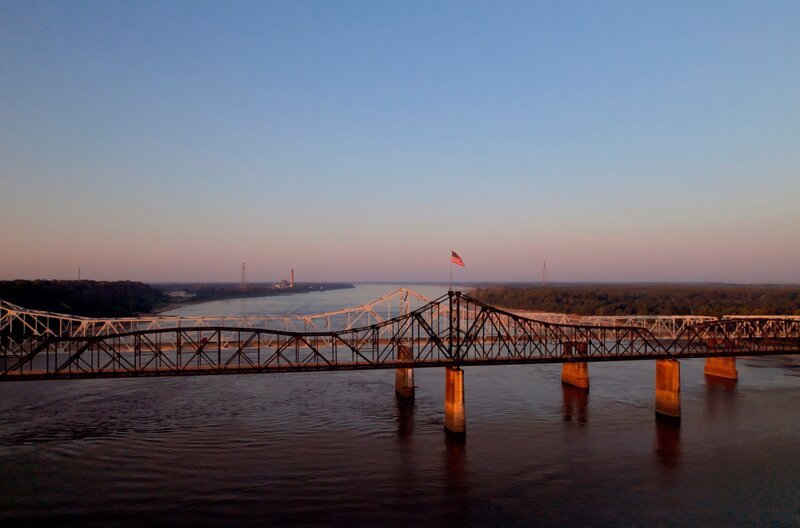 Der Mississippi ist zwar nicht der längste Fluss Nordamerikas, aber der bedeutendste, er hat eine Länge von 3778 Kilometern. – Bild: NDR/​Michael Höft HTTV