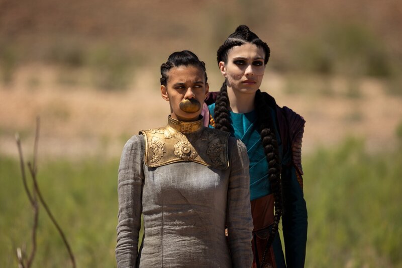 L-R: Egwene al’Vere (Madeleine Madden), Renna (Xelia Mendes-Jones) – Bild: Jan Thijs/​Prime Video /​ Amazon Content Services LLC and Sony Pictures Television Inc.