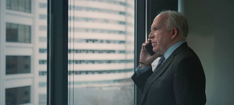 John Brennan ist von 2013 bis 2017 CIA-Chef und übt immer wieder Kritik an Donald Trump. – Bild: Nilaya Productions /​ ZDF und Nilaya Productions