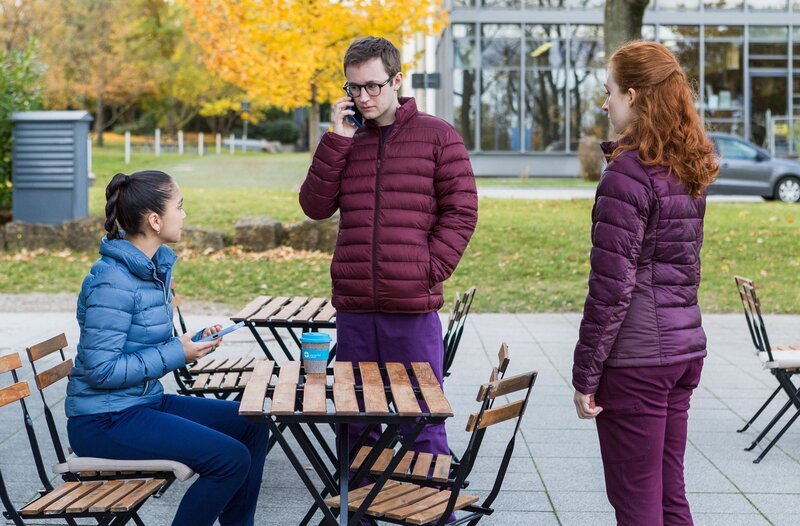 Sofia (Olivia Papoli-Barawati, l.), Olli (Arne Kertész, M.) und Tamar (Linda Kummer, r.) nutzen die Pause an der Frischen Luft. – Bild: ARD/​Tom Fülle