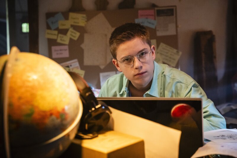 Joshua (Georg Trappe) will den Code in Maxis Tagebuch unbedingt knacken, um endlich hinter das Geheimnis in dem Tagebuch ihrer Großmutter zu kommen. Mit KI kommt er jedoch nicht weiter. – Bild: mdr/​Saxonia Media/​Thomas Dietze