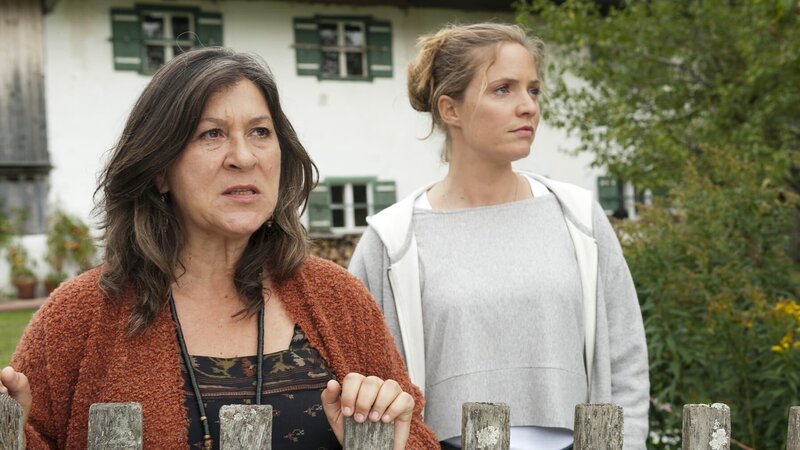 Lena Lorenz (Patricia Aulitzky, r.) und ihre Mutter Eva (Eva Mattes) liegen sich oft in den Haaren. Die Zukunft des Bauernhofes steht auf dem Spiel. – Bild: ZDF /​ Thomas R. Schumann