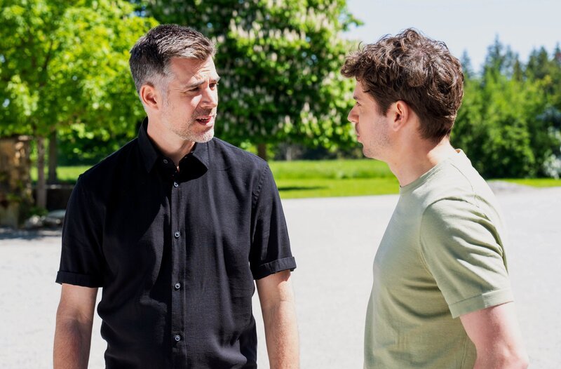 Im Gegensatz zu Kilian (Anthony Paul) glaubt Yannik (Jo Weil) weiterhin, dass Larissa ein falsches Spiel spielt. – Bild: ORF/​ARD/​Thomas Neumeier