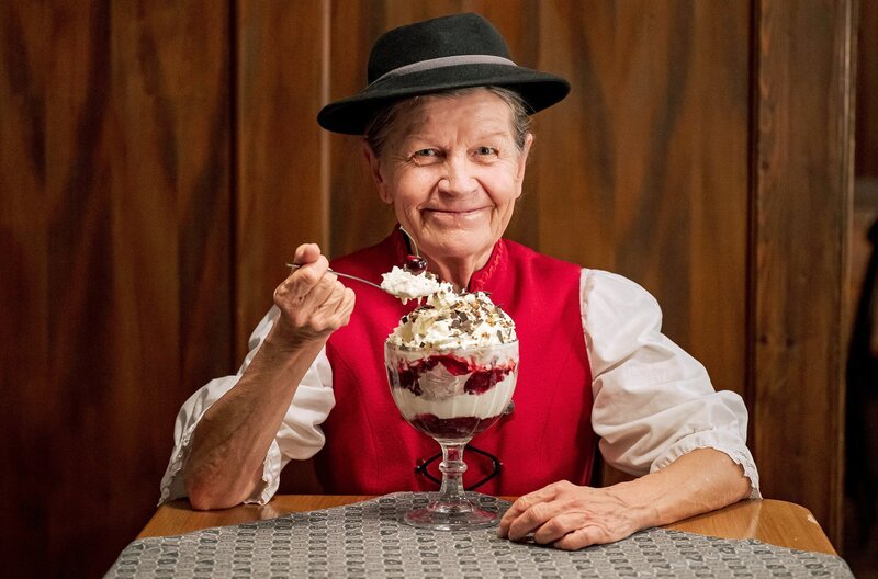 Lioba ist aufgeregt. Sie hat in einem Preisausschreiben gewonnen, möchte ihren Gewinn einlösen und sucht nun nach einer Begleitung. – Bild: SWR/​Patricia Neligan