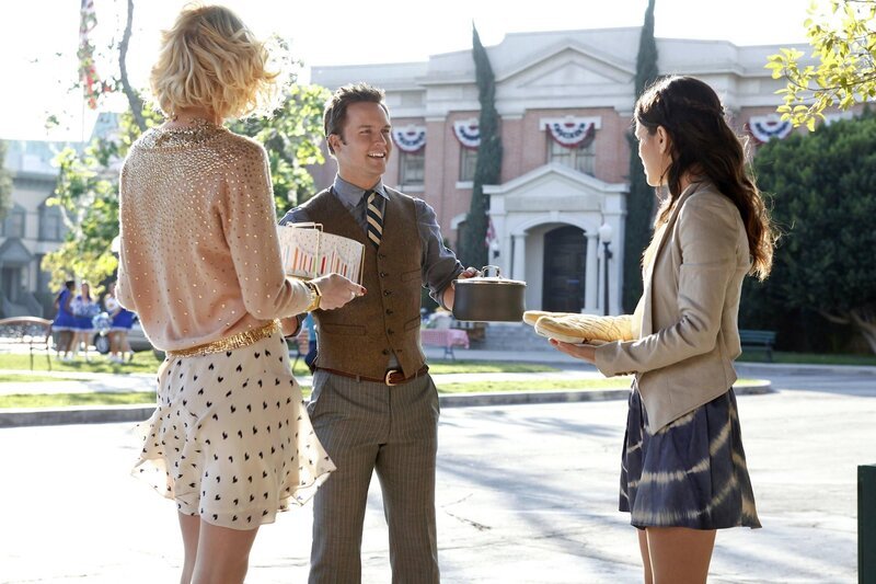 Eigentlich wollen Lemon (Jaime King, l.) und Zoe (Rachel Bilson, r.) beide nur, dass es George (Scott Porter, M.) wieder besser geht. Was sie jedoch bei seinem Büro erwarten, damit haben beide nicht gerechnet … – Bild: Warner Bros. Lizenzbild frei