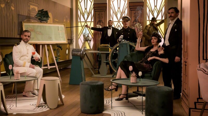 Céline (Marie Denarnaud) steuert Schiff und Crew bei ihrer Murder-Party. – Bild: DR/​Septembre Productions/​Itinéraire Productions/​TF1/​Be-FILMS/​RTBF (Télévision belge)