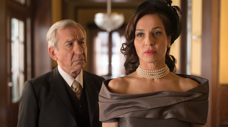 Emilio López (l., José Sacristán) und Doña Gloria (r., Natalia Millán). – Bild: WDR/​Manuel Fernandez-Valdes