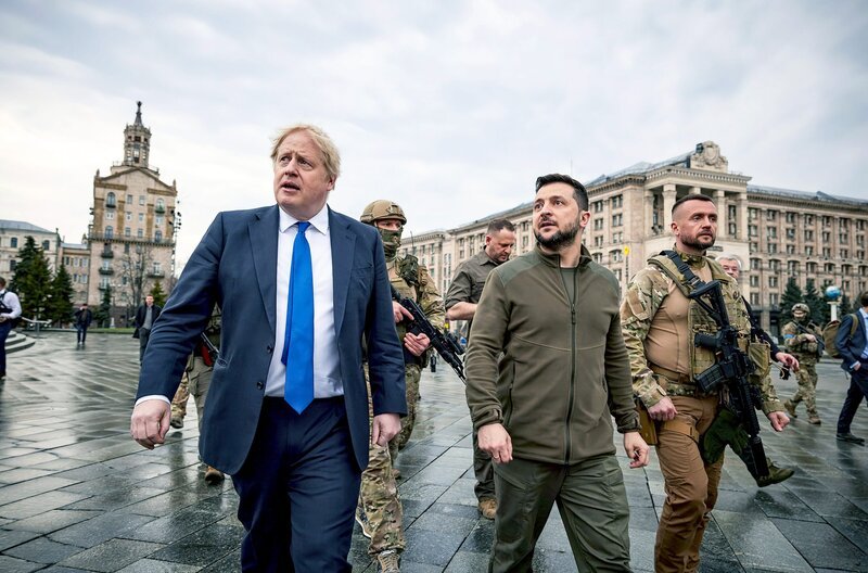 Der ukrainische Präsident Wolodymyr Selenskyj (Mi.), der damalige britische Premierminister Boris Johnson (li.) und Sicherheitskräfte am 9. April 2022 auf dem Maidan im Zentrum von Kiew – Bild: American Photo Archive/​Alamy Stock Photo