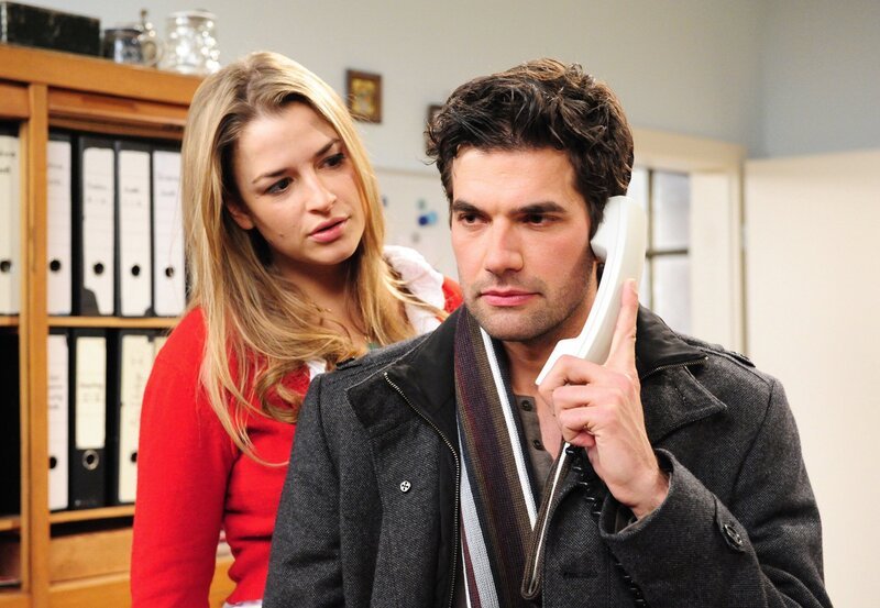 Konstantin (Moritz Tittel, r.) und Theresa (Ines Lutz, l.) versuchen Tante Pilar aus Buenos Aires als Zeugin zu gewinnen. – Bild: ARD/​Ann Paur