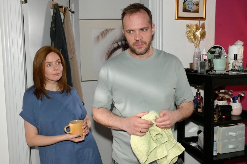 Erik (Patrick Heinrich) will sich voll und ganz auf Toni (Olivia Marei) einlassen. – Bild: RTL /​ Rolf Baumgartner /​ Handy Harakiri