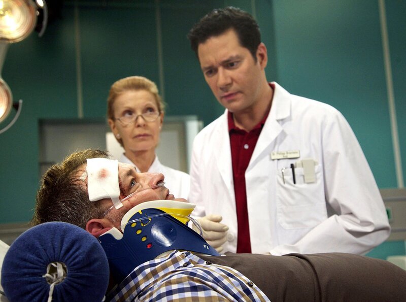 Nachdem Hans Peter Brenner (Michael Trischan, links) das Bewusstsein wiedererlangte, klärt sich auf, was passiert ist und Brenner muss Dr. Philipp Brentano (Thomas Koch, rechts) und Oberschwester Ingrid (Jutta Kammann) ein Geständnis machen. – Bild: MDR/​Wernicke