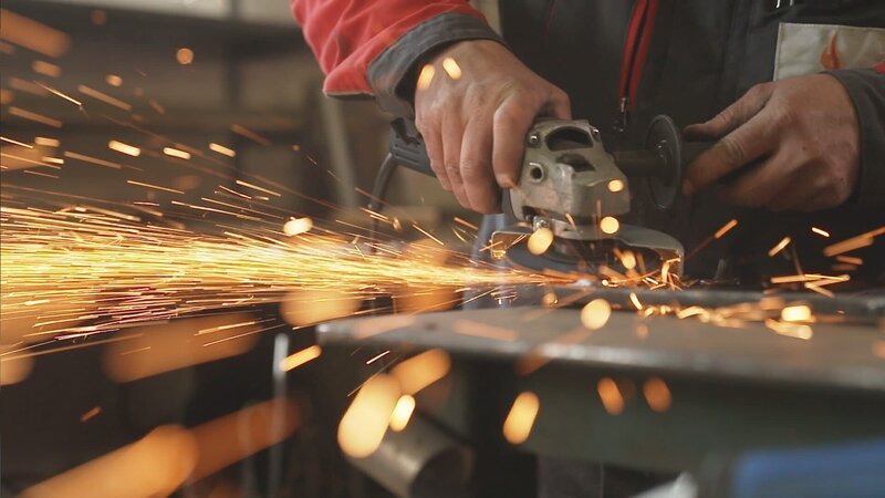 Detailaufnahme von den Funken die beim Schleifen entstehen – Bild: ServusTV /​ Klaus Achter