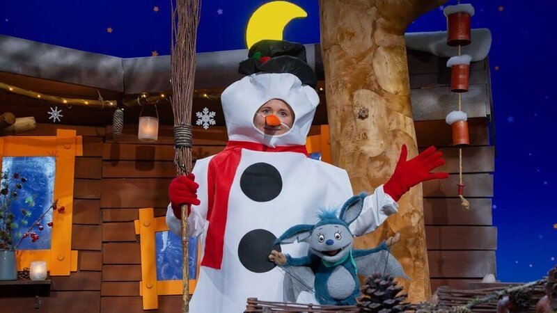 Singa hat sich als Schneefrau verkleidet, damit Fidi alle Fragen stellen kann, die sie hat. Ob die Schneefrau wohl lieber kalte oder warme Tage mag? – Bild: KiKA