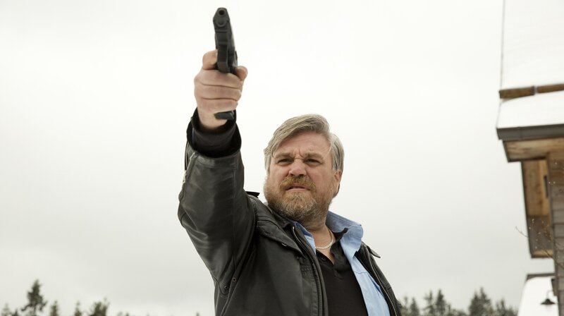 Schießen ist nicht seine Stärke: Dorfpolizist Frank Koops (Aljoscha Stadelmann), der „Sheriff“ von St. Andreasberg. – Bild: PLURIMEDIA (ARD Degeto /​ Volker Roloff)