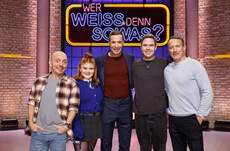 Moderator Kai Pflaume (M.) und seine Rateteam-Kapitäne Bernhard Hoëcker (l.) und Wotan Wilke Möhring (r.) begrüßen in dieser Sendung, die Sängerin Loi (2.v.l.) und den Liedermacher Oimara (2.v.r.). – Bild: ARD/​NDR/​UFA SHOW & FACTUAL/​Morris Mac Matzen