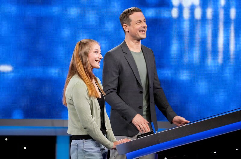 Moderator Alexander Bommes (r.) mit der Kandidatin Emma-Emily Petzold (l.). – Bild: ARD/​Uwe Ernst