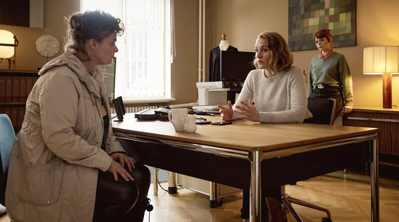 Die Wäscherei-Inhaberin Angelika Wesche (Petra Hartung, l.) ist keine leichte Mandantin für Romy Heiland (Christine Athenstädt, mi.) und ihre Assistentin Tilly Vogel (Sina Reiß, r.). – Bild: ARD/​Rudolf Wernicke