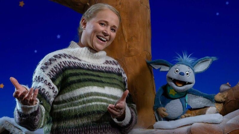 Fidi ist langweilig, weil ihre Brüder alle schlafen. Deshalb schlägt Singa für den nächsten Tag ein tolles Spiel vor. – Bild: KiKA