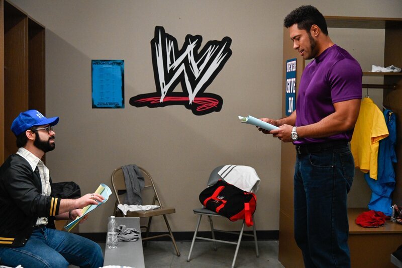 Downtown Bruno (Ryan Pinkston, l.); Dwayne Johnson (Uli Latukefu, r.) – Bild: Universal Television LLC