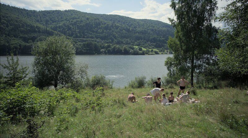 Polnischer Sommer: Das Ehepaar Höß, Rudolf Höß (Christian Friedel) und Hedwig Höß (Sandra Hüller), macht mit Kindern und  Kindermädchen einen Badeausflug an den Fluss. – Bild: Bac Films