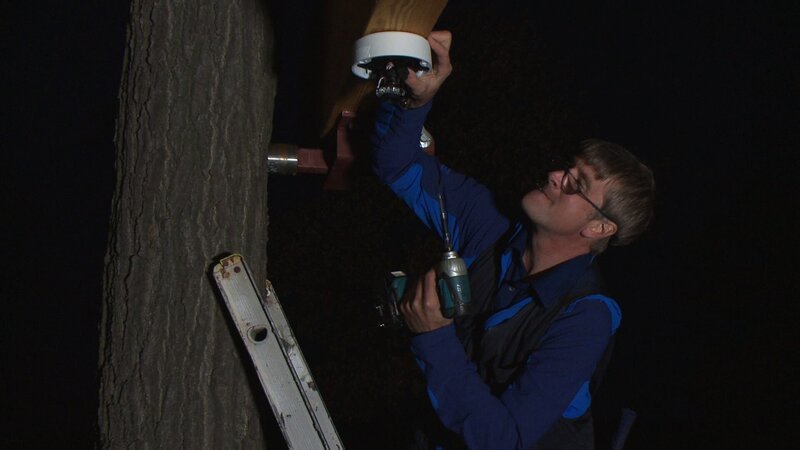 Pete Nelson installs the bear camera on the Bleack Bear bungalow in Farmington, OH. – Bild: Animal Planet /​ Discovery Communications, Inc.