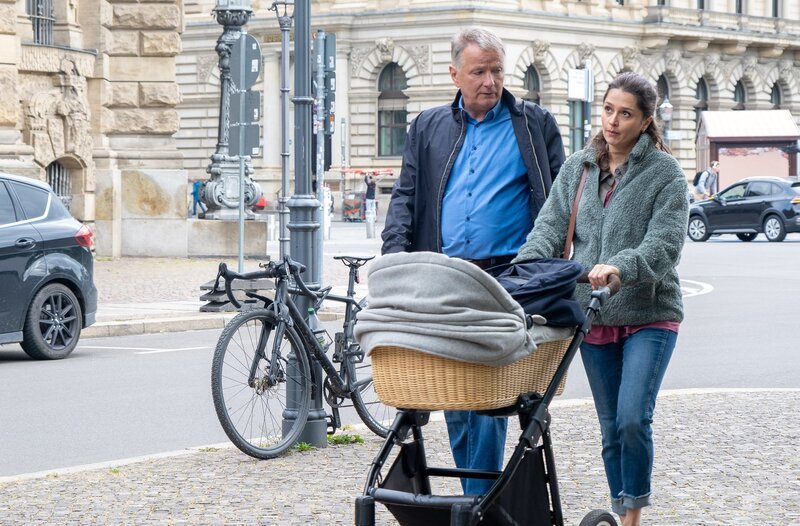 Die hochschwangere Samira Steffens (Sarah Alles) bereut ziemlich schnell, ausgerechnet Roland Heilmann (Thomas Rühmann), den Vater ihres Freundes, zum Kinderwagenkauf mitgenommen zu haben. Denn dieser hat zu ziemlich allem eine andere Meinung oder bessere Idee. – Bild: MDR /​ Sebastian Kiss