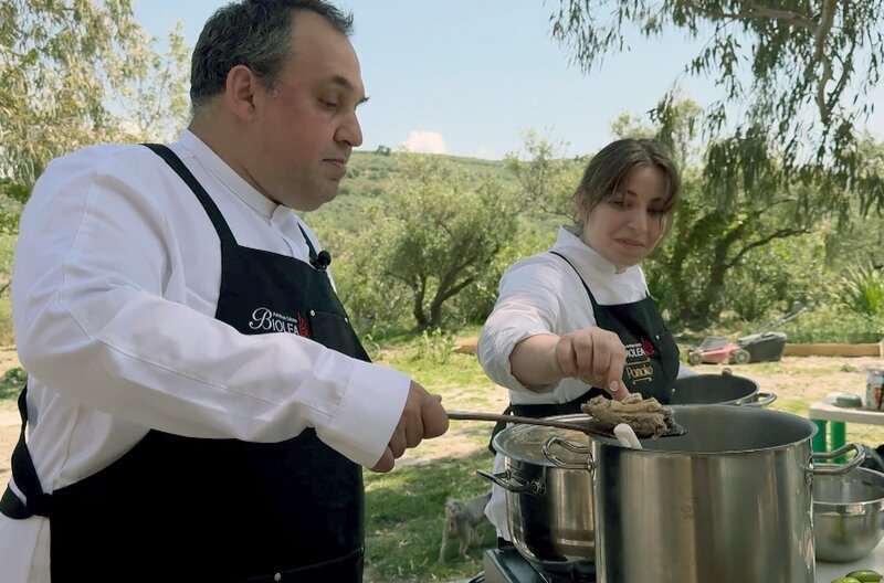 Chefkoch Iosif Petrof bereitet Gamopilafo zu. – Bild: ARTE F /​ Elephant Doc