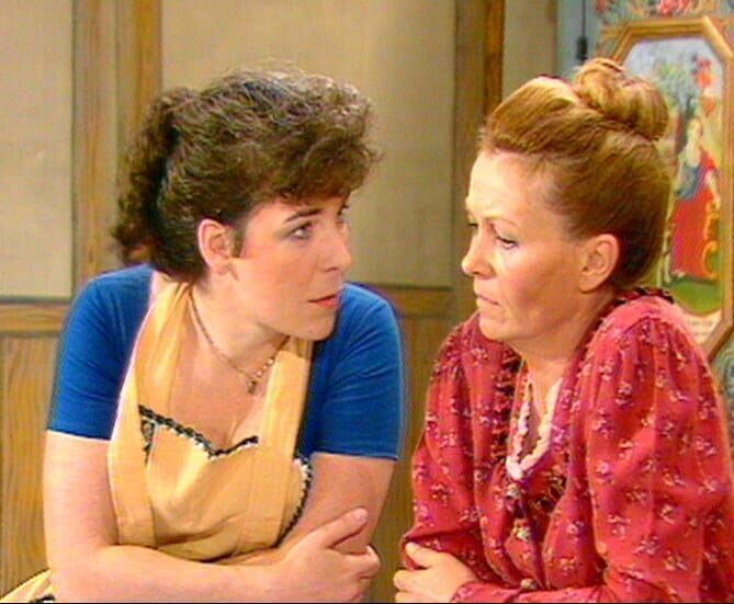 l-r: Kathi (Gerda Steiner), Theresia (Heidi Voss-Eck) – Bild: Heimatkanal