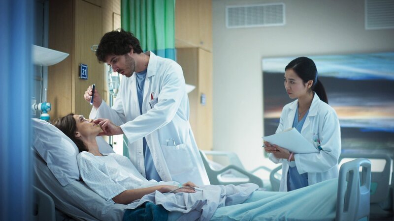 Schwierige Diagnose, v.li.: Martina Limonta als Lia, Pierpaolo Spollon als Dr. Riccardo Bonvegna, Elisa Wong als Dr. Lin Wang – Bild: SRF/​SONY Pictures